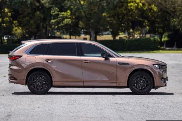 Mẫu SUV ba hàng ghế này là sản phẩm mới nhất trong dòng xe “Large Product” của Mazda, chia sẻ nền tảng Skyactiv Multi-Solution Scalable Architecture với người anh em hai hàng ghế CX-60. Mazda CX-80 sở hữu kích thước tổng thể dài 4.995 mm, rộng 1.890 mm và cao 1.705 mm, cùng chiều dài cơ sở 3.120 mm.