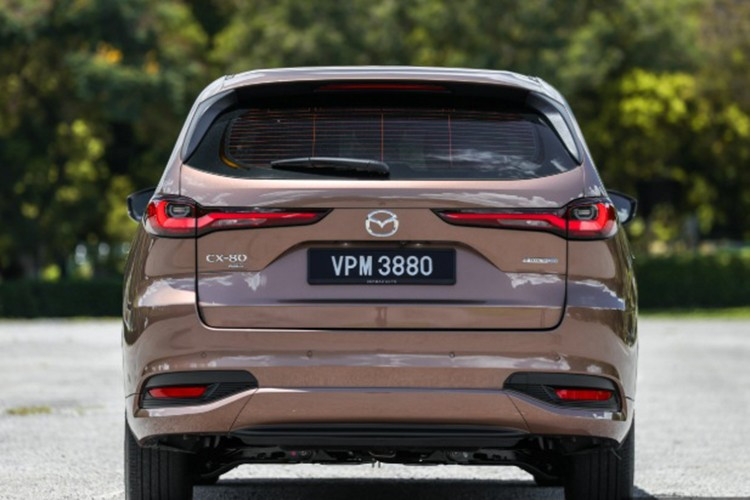 Xe sở hữu cụm đèn LED toàn bộ với đèn chiếu sáng LED tự động, đèn định vị LED, đèn hậu LED. Bộ mâm xe Mazda CX-80 PHEV AWD High Plus được thiết kế dạng hợp kim 20 inch đi cùng lốp kích thước 235/50R20. Xe không có lốp dự phòng mà sử dụng bộ vá khẩn cấp.