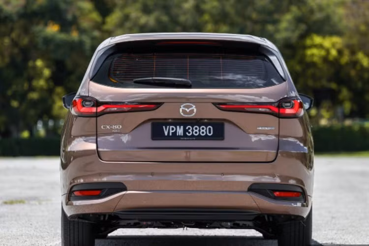 Xe sở hữu cụm đèn LED toàn bộ với đèn chiếu sáng LED tự động, đèn định vị LED, đèn hậu LED. Bộ mâm xe Mazda CX-80 PHEV AWD High Plus được thiết kế dạng hợp kim 20 inch đi cùng lốp kích thước 235/50R20. Xe không có lốp dự phòng mà sử dụng bộ vá khẩn cấp.