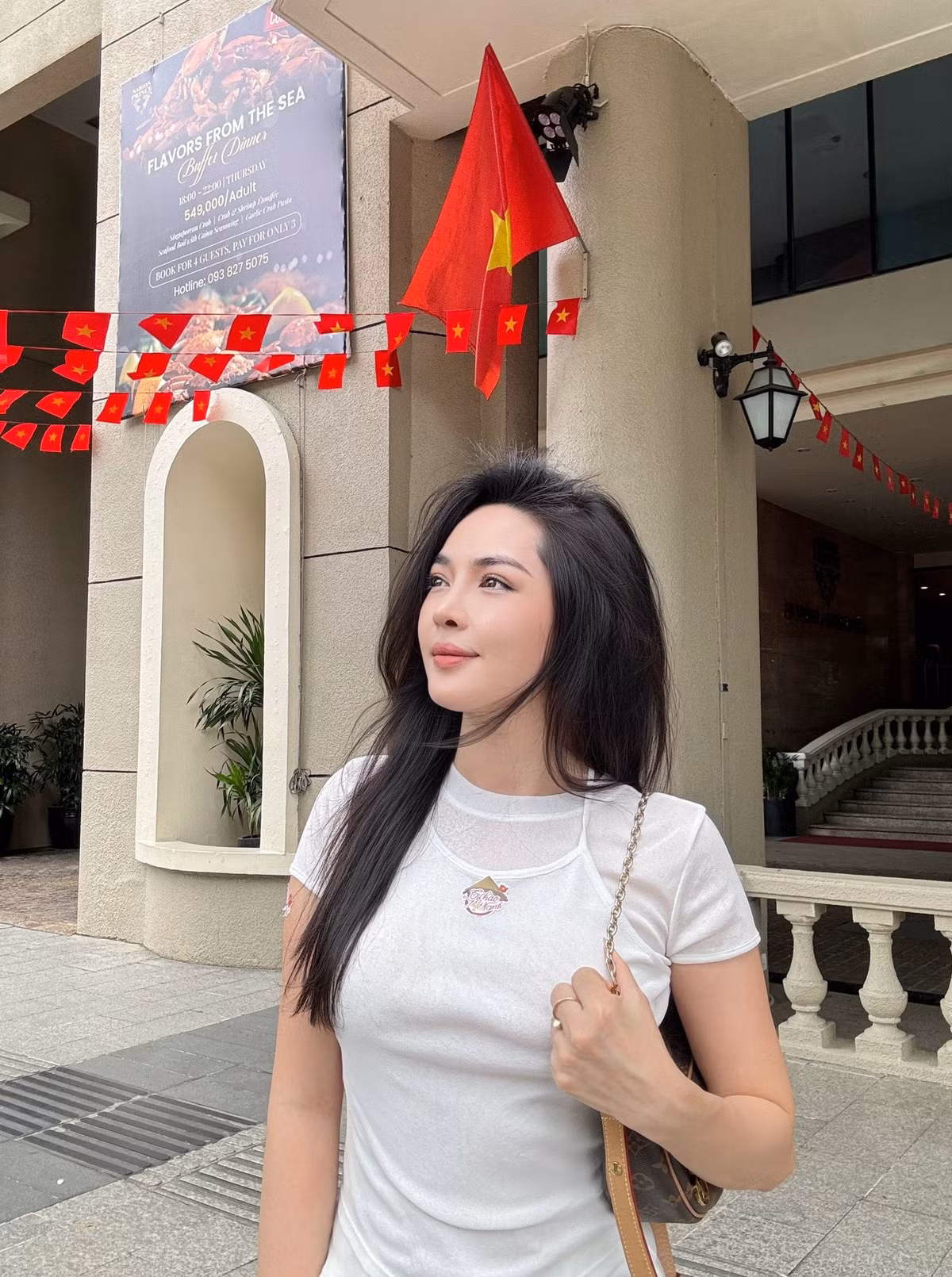 Từ một cô gái ít khi dám nhìn thẳng vào ống kính, Thanh Quỳnh nhanh chóng trở thành gương mặt được săn đón.