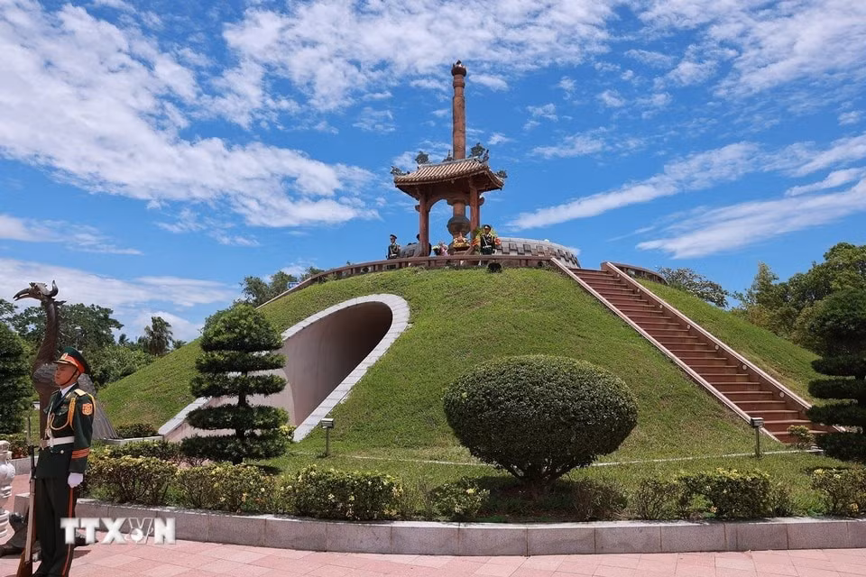 Đài tưởng niệm Thành cổ Quảng Trị. (Ảnh: Dương Giang/TTXVN)