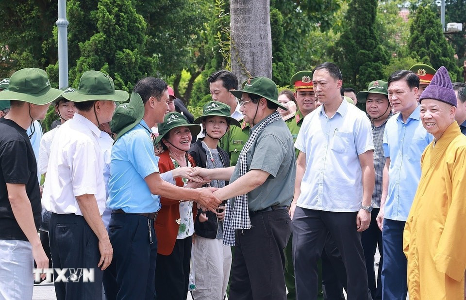 Thủ tướng Phạm Minh Chính thăm hỏi các cựu chiến binh, thanh niên xung phong tại Di tích quốc gia đặc biệt Thành cổ Quảng Trị. (Ảnh: Dương Giang/TTXVN)