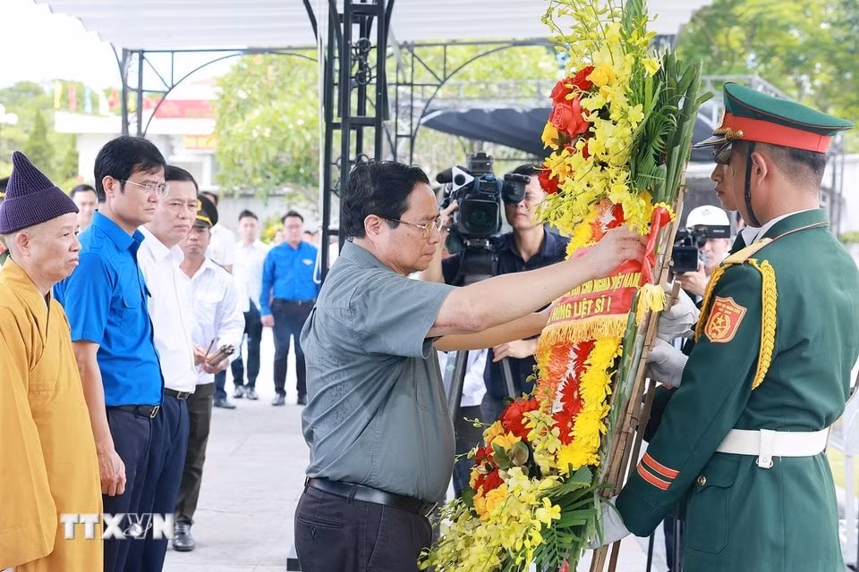 Thủ tướng Phạm Minh Chính dâng hoa tưởng niệm các Anh hùng liệt sỹ tại Nghĩa trang liệt sỹ Quốc gia Đường 9. (Ảnh: Dương Giang/TTXVN)