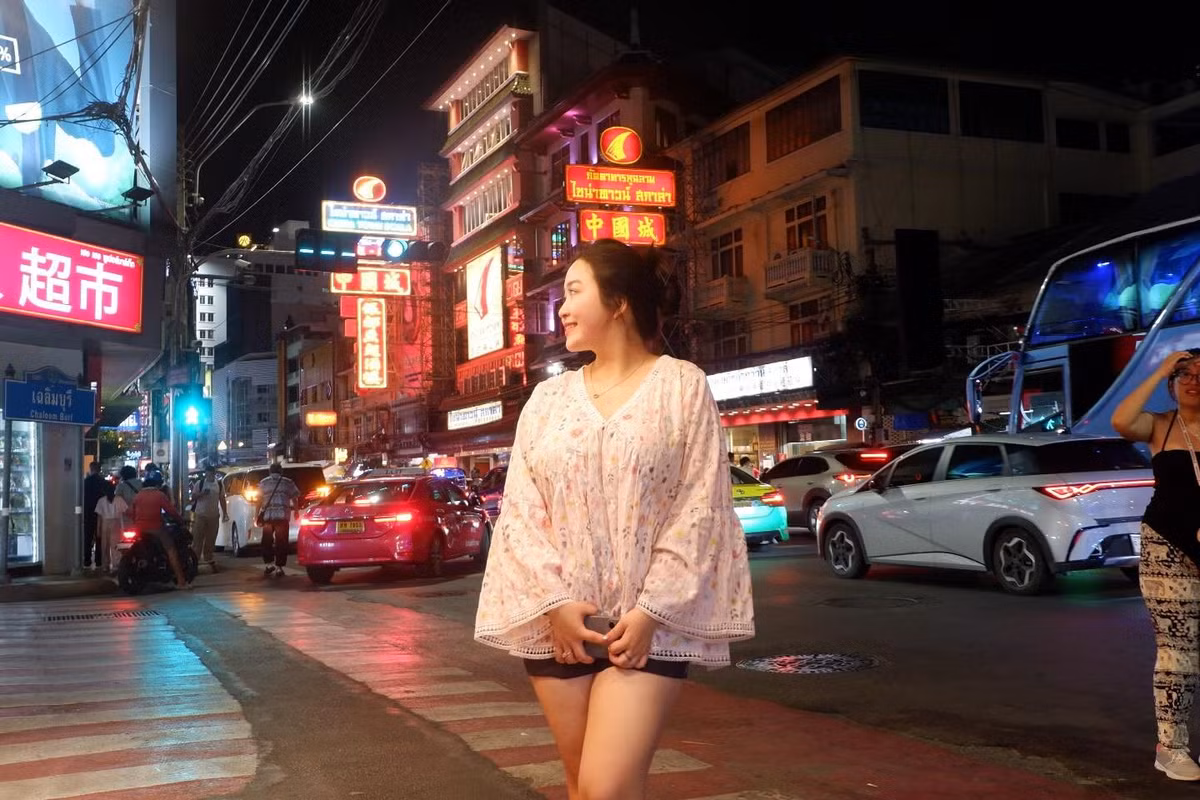 Dù phải vật lộn với thời tiết khắc nghiệt, thậm chí "muốn ngất" vì nóng, nhưng cô gái vẫn giữ vững sự chuyên nghiệp và thần thái đỉnh cao để hoàn thành bộ ảnh của mình.