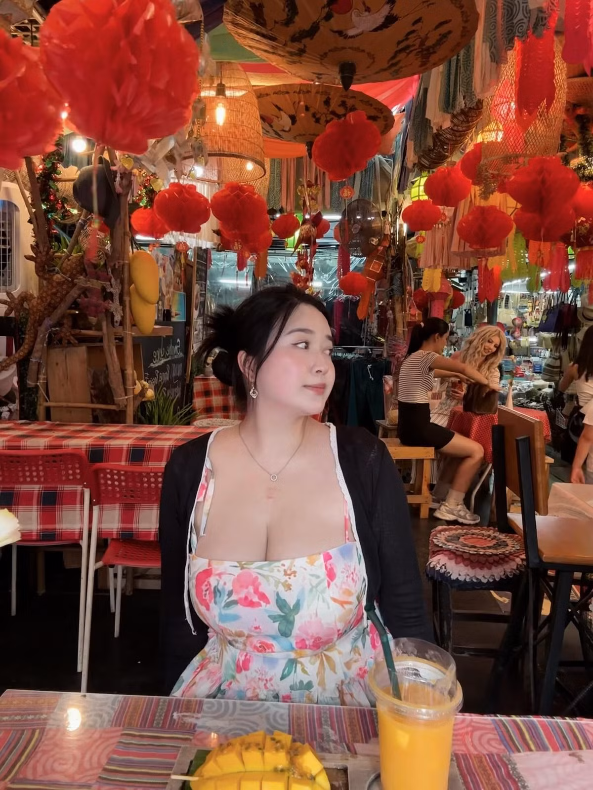 Với một chút hài hước pha lẫn "cay đắng", cô tâm sự: "Bị TikTok dụ mùa thu Hà Nội, ta đây 40 độ muốn ngất".