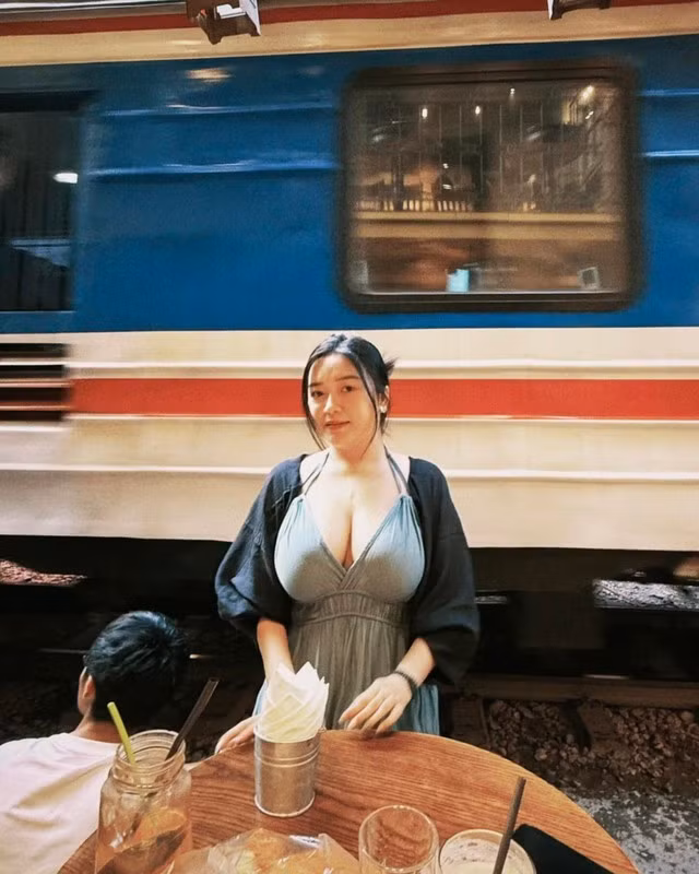 Tại đây, cô gái chọn trang phục nàng thơ nhưng vẫn tôn lên điểm mạnh hình thể, từng động tác tạo dáng, ánh mắt, nụ cười của cô đều toát lên sự chuyên nghiệp và thần thái cuốn hút.