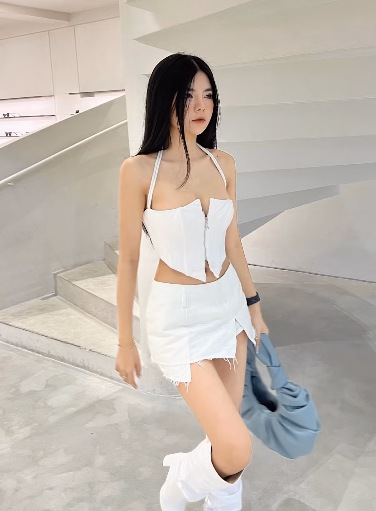 Dù trong khung cảnh đường phố hay quán cà phê, Mai Dora luôn biết cách biến nơi đó thành "sàn diễn" của riêng mình.