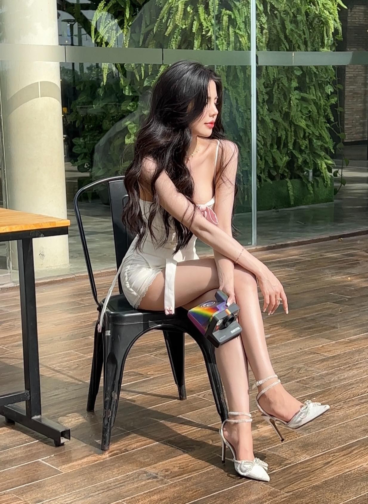 Từ ánh mắt đến thần thái, nữ streamer toát lên vẻ tự tin nhưng không kém phần nữ tính.