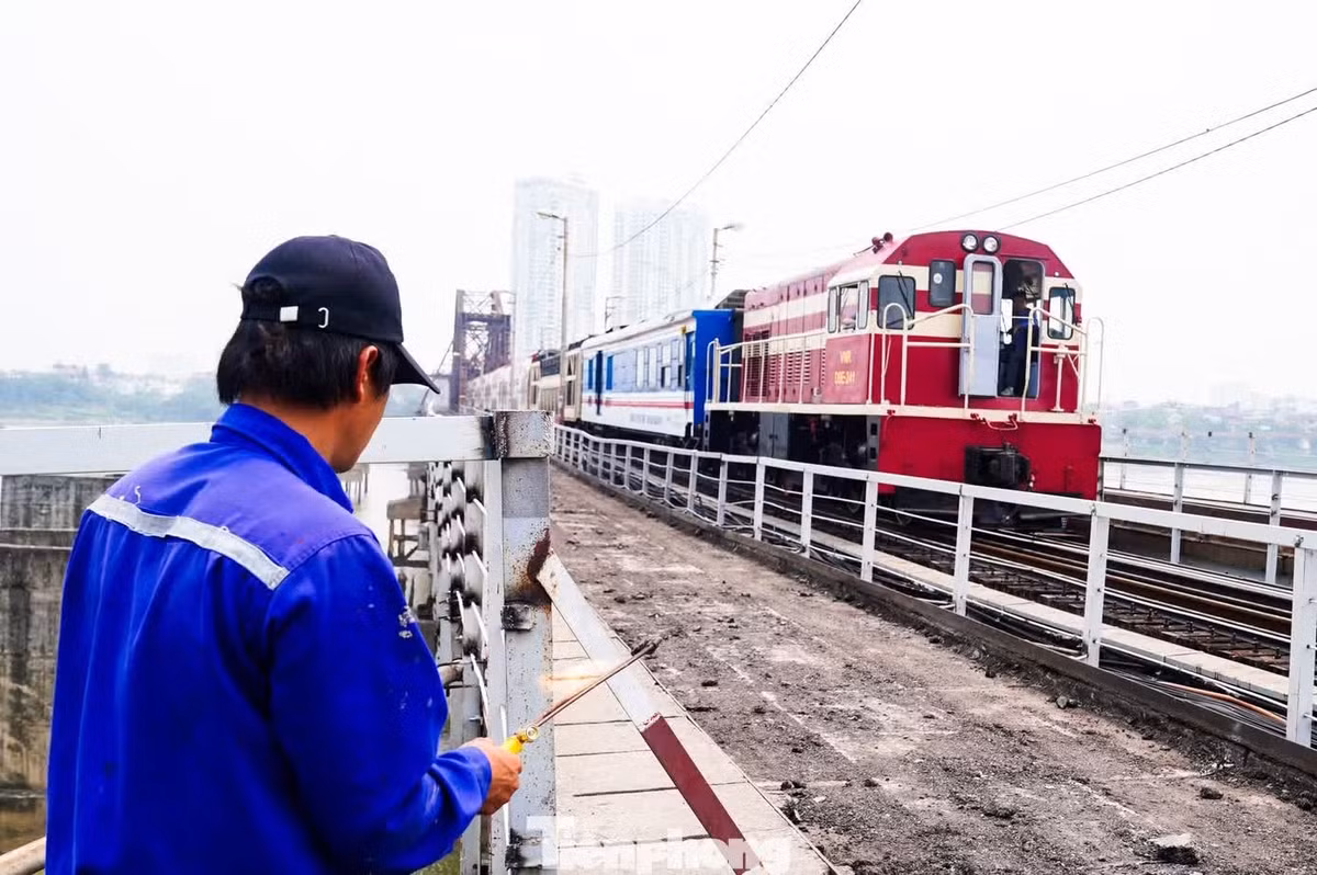 Hiện tại, theo quan sát, tàu hỏa vẫn lưu thông qua cầu Long Biên bình thường, trong khi các hạng mục sửa chữa, cải tạo được tổ chức thi công xen kẽ, đảm bảo không làm gián đoạn hoạt động của tuyến đường sắt.