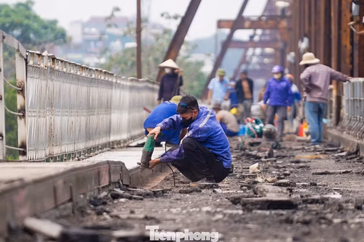 Theo ghi nhận của PV Tiền Phong, tại cầu Long Biên sáng 8/4, hàng chục công nhân cùng nhiều thiết bị và vật liệu chuyên dụng đã được huy động để khẩn trương triển khai các hạng mục sửa chữa, trùng tu cầu Long Biên.