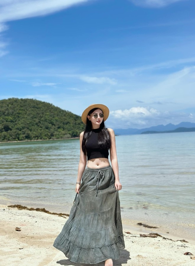 Trên một số trang mạng, từ khóa “Angela Chu hiện tại” cũng được nhiều người tìm kiếm. Không ít người cũng nhận ra sự “biến mất” này của cô nàng. Người thì cho rằng vì lấy chồng tỷ phú nên nàng dâu hào môn phải “ở ẩn”, kín tiếng trong cuộc sống đời thường.