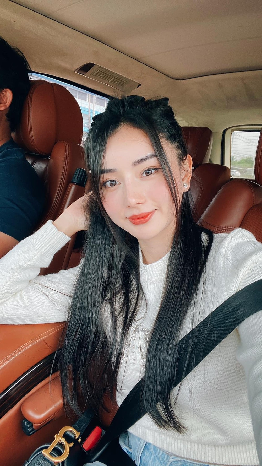 Trước đó, sau nhiều năm kết hôn, Angela Chu và chồng vẫn tận hưởng cuộc sống vợ chồng son, chưa sinh con. Cô từng tiết lộ rằng mẹ chồng mang tư tưởng khá truyền thống, tuy nhiên bà lại không hề bắt con dâu phải vào bếp hay hối thúc chuyện có em bé. Ngoài ra, người đẹp cũng từng thẳng thắn tiết lộ không muốn có con với chồng đại gia Thái Lan.