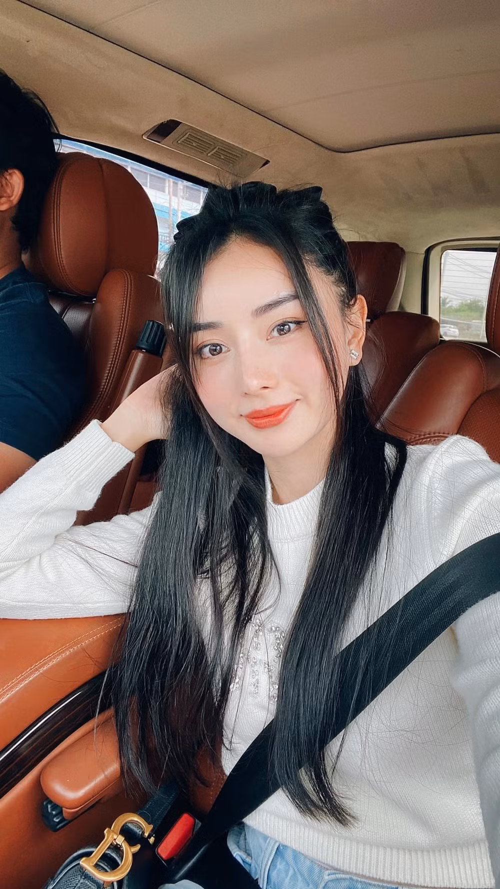 Trước đó, sau nhiều năm kết hôn, Angela Chu và chồng vẫn tận hưởng cuộc sống vợ chồng son, chưa sinh con. Cô từng tiết lộ rằng mẹ chồng mang tư tưởng khá truyền thống, tuy nhiên bà lại không hề bắt con dâu phải vào bếp hay hối thúc chuyện có em bé. Ngoài ra, người đẹp cũng từng thẳng thắn tiết lộ không muốn có con với chồng đại gia Thái Lan.