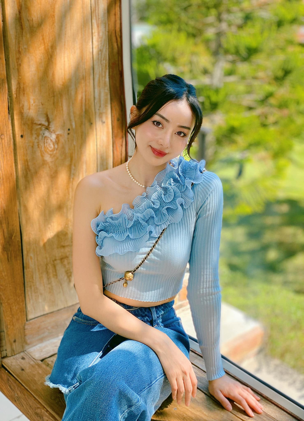 Angela Chu (tên thật Nguyễn Thị Thảo Châu, sinh năm 1995, quê tại An Giang) là hiện tượng “dao kéo” từng nổi đình nổi đám trên mạng xã hội. Cô nhận được nhiều sự chú ý từ năm 2013, khi công khai phẫu thuật thẩm mỹ, “đập đi xây lại”.