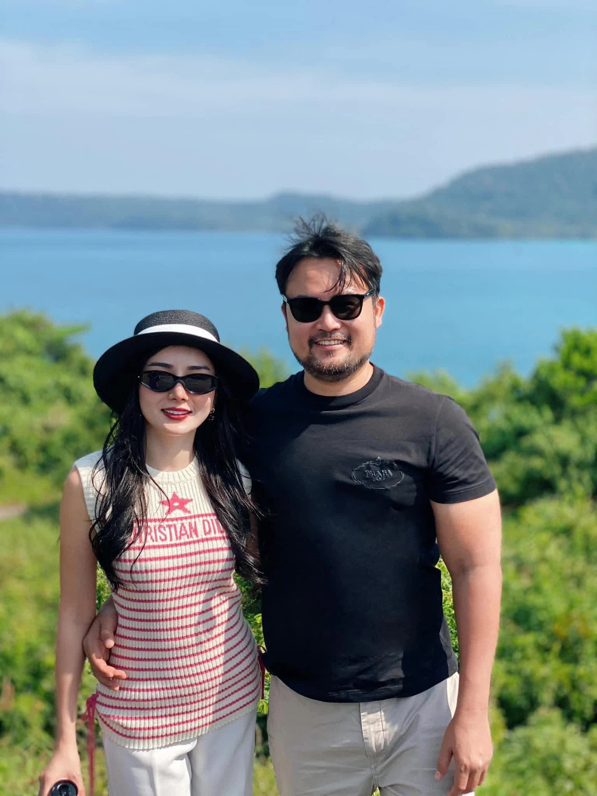 Sau khi kết hôn, Angela Chu thường đăng tải trên MXH những hình ảnh được chồng cưng chiều, cuộc sống sung sướng như bà hoàng. Cô liên tục được chồng tặng nhà, tặng xe và cổ phần công ty. Ngoài ra, chồng cũng là người hỗ trợ cô hết mình trong công việc.