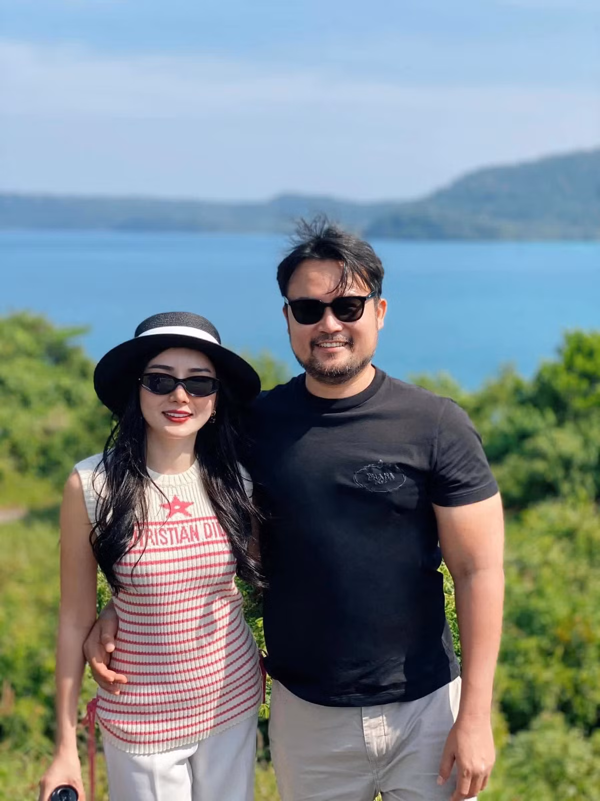 Sau khi kết hôn, Angela Chu thường đăng tải trên MXH những hình ảnh được chồng cưng chiều, cuộc sống sung sướng như bà hoàng. Cô liên tục được chồng tặng nhà, tặng xe và cổ phần công ty. Ngoài ra, chồng cũng là người hỗ trợ cô hết mình trong công việc.