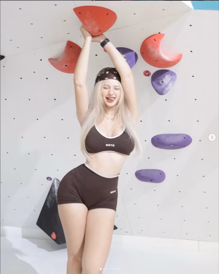 Chỉ cần nhìn qua Instagram, đủ để thấy mỗi bài đăng của Jelly đều được chăm chút rất cẩn thận về ánh sáng, góc máy và biểu cảm - từ những shot chân dài kèm caption "Queen of Legs" đến những video reel năng động khoe outfit rực rỡ màu sắc. Vậy nên fan có thể dễ dàng nhận ra sự chỉn chu trong việc xây dựng hình ảnh của "tổng tài phòng gym", qua đó ca ngợi cả tài năng lẫn nhan sắc của cô nàng này. Ảnh sử dụng trong bài: IGNV