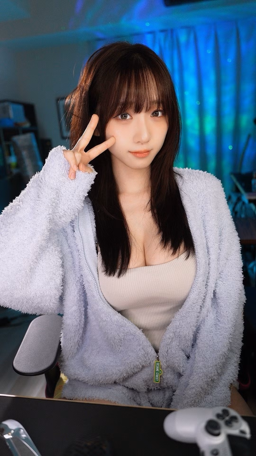 Trong bài viết, Iori thừa nhận bản thân đang rất lo lắng, thậm chí hoảng loạn vì trong máy ảnh có nhiều bức ảnh đời thường, ảnh hậu trường, thậm chí là một số hình nhạy cảm mà cô chưa từng chia sẻ công khai.