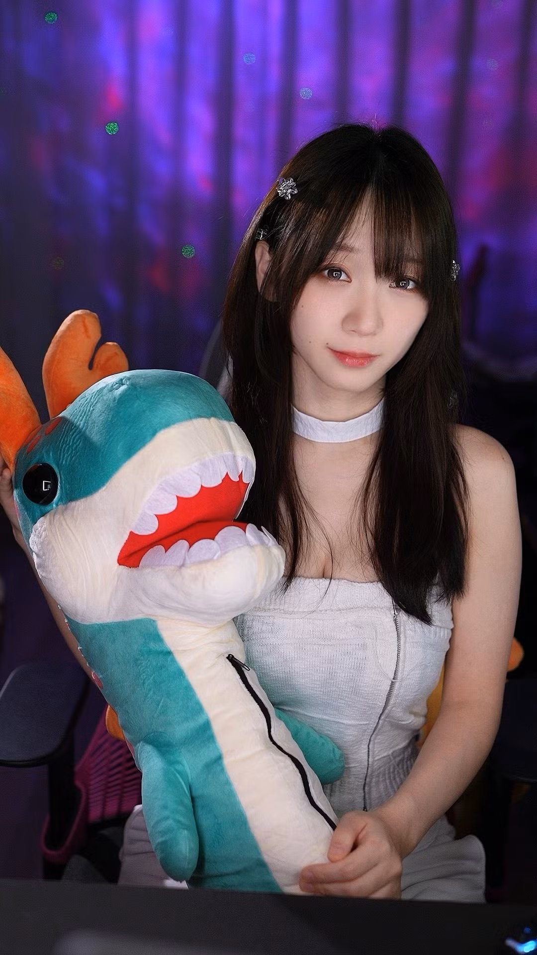 Dù vậy, không ít fan vẫn bày tỏ sự thông cảm và cảnh báo rằng, trong thời đại số, một thiết bị nhỏ như máy ảnh hay điện thoại có thể trở thành bom hẹn gi nếu rơi vào tay kẻ xấu. Việc rò rỉ ảnh riêng tư từng khiến nhiều nghệ sĩ và các nàng hot girl lao đao, nên nỗi sợ của Iori Moe là hoàn toàn dễ hiểu.