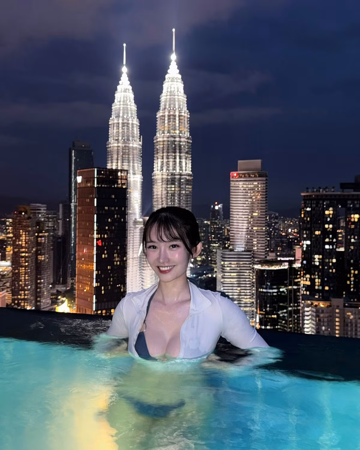 Tuy nhiên, giới hạn trong phong cách ngây thơ đôi khi cũng khiến người xem cảm thấy Nahyun Kim một màu và thiếu đi sự đột phá cần thiết để duy trì sức nóng lâu dài.