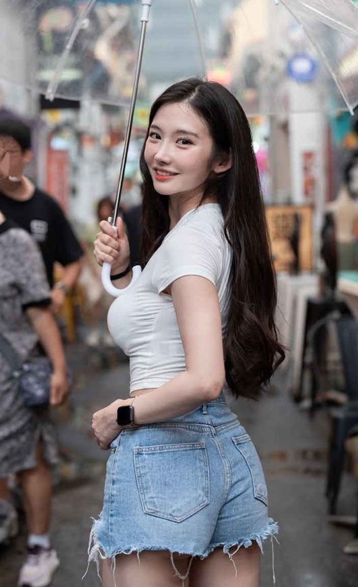 Gái xinh thường xuyên xuất hiện với mái tóc đen dài hoặc nâu hạt dẻ, trang điểm nhẹ nhàng, tự nhiên, chỉ nhấn vào đôi môi căng mọng và đôi má ửng hồng. Tổng thể toát lên sự thuần khiết, dễ thương và có phần e ấp, thanh lịch.