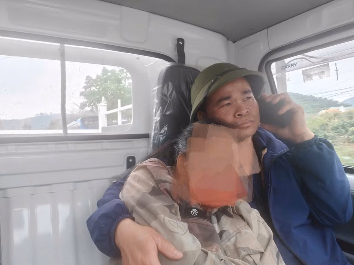 Nạn nhân được đưa đi cấp cứu kịp thời.