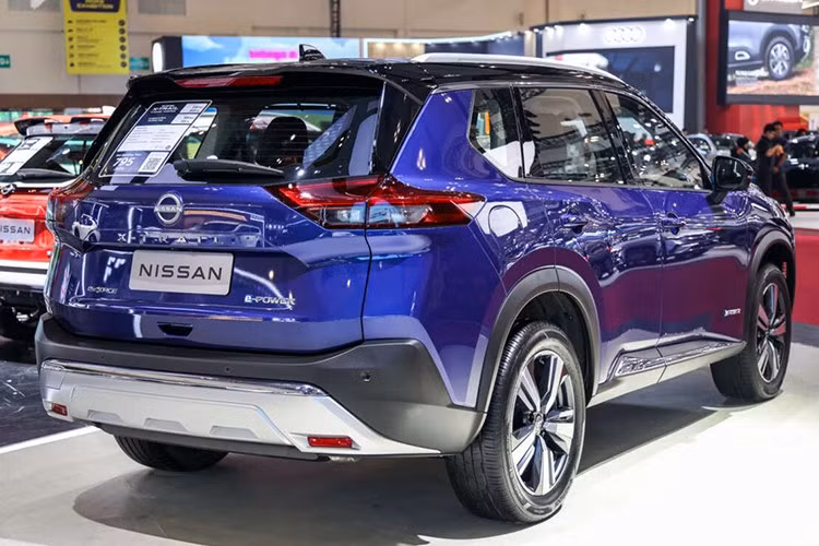 Năng lượng này sau đó được chuyển tới hai mô-tơ điện – một đặt ở trục trước với công suất 203 mã lực và mô-men xoắn 330 Nm, một đặt ở trục sau với công suất 135 mã lực và mô-men xoắn 195 Nm – giúp chiếc xe vận hành hoàn toàn bằng điện.