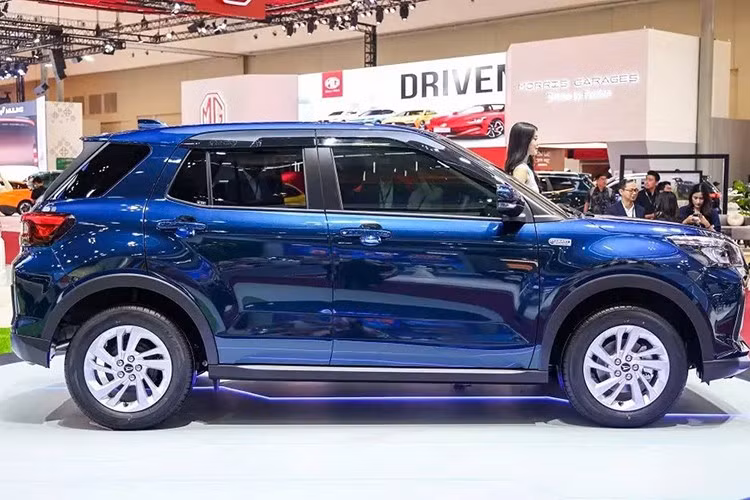 Việc nhập khẩu nguyên chiếc từ Nhật Bản khiến mẫu xe hybrid này có giá không thực sự hấp dẫn. Tại thị trường Indonesia, Daihatsu Rocky e-Smart Hybrid 2025 mới được niêm yết với giá 293,9 triệu Rupiah (khoảng 464 triệu đồng).