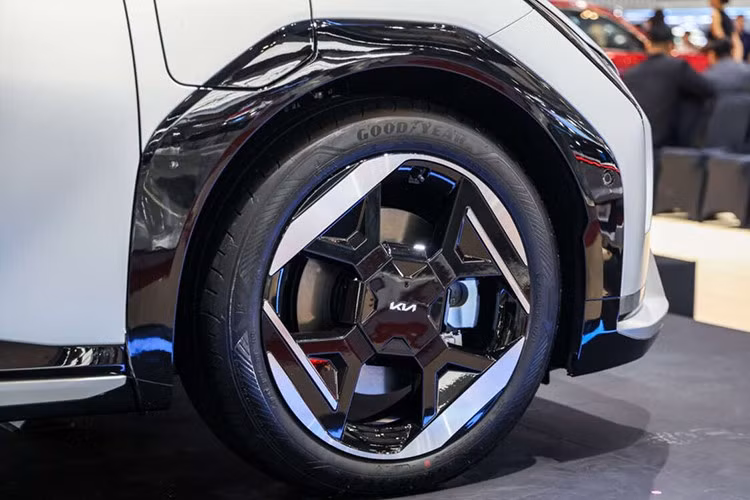 Thiết kế tổng thể của Kia EV4 sedan 2025 gợi nhớ các mẫu sedan đô thị cao cấp nhưng được Kia tối ưu khí động học để tăng hiệu quả vận hành cho dòng xe điện.