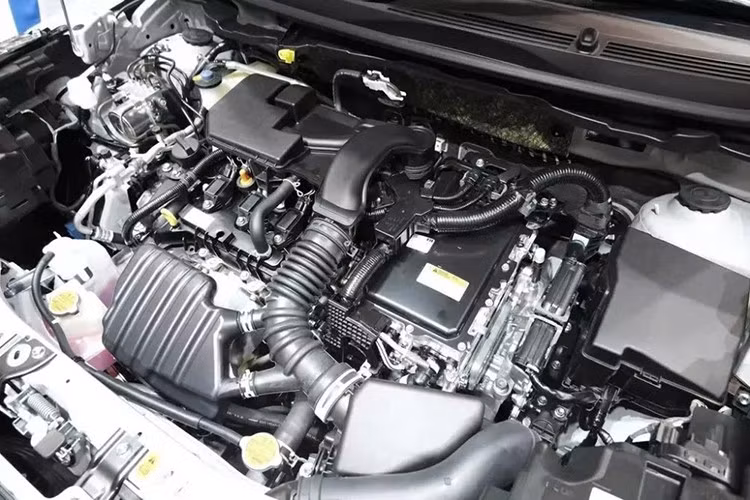 Daihatsu Rocky e-Smart Hybrid được trang bị một mô-tơ điện có công suất tối đa 106 mã lực và mô-men xoắn cực đại 170 Nm. Động cơ kết hợp với động cơ xăng có mã WA-VEX với chu trình Atkinson, 3 xi-lanh, hút khí tự nhiên, dung tích 1.2L cho công suất tối đa 82 và mô-men xoắn cực đại 105 Nm.