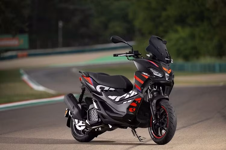 Tập đoàn Piaggio Nhật Bản mới đây đã chính thức giới thiệu phiên bản đặc biệt Aprilia SR GT 200 Replica, một mẫu xe tay ga mang đậm phong cách adventure đô thị của thương hiệu Aprilia.