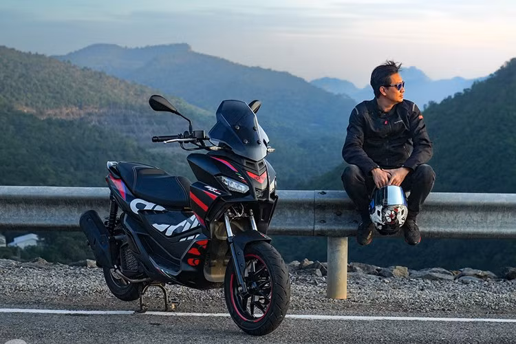 Với mức giá tương đương khoảng 90 triệu đồng, thiết kế thể thao đầy ấn tượng, động cơ mạnh mẽ và loạt trang bị cao cấp, Aprilia SR GT 200 Replica không chỉ là lựa chọn hoàn hảo cho những tín đồ yêu thích xe tay ga hiệu suất cao mà còn là một đối thủ đáng gờm trong phân khúc xe ga cao cấp.