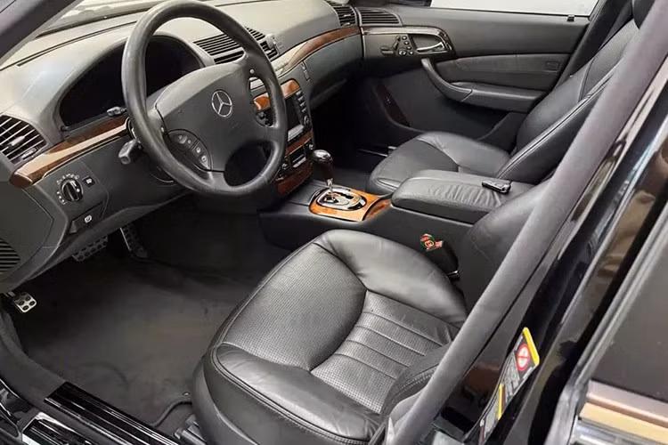 Lý lịch của chiếc xe Mercedes-Benz S55 AMG 2004 này cũng rất nổi tiếng, khi nằm trong số 78 chiếc xe để phục vụ Hội nghị ASEM 5, và là 1 trong 2 xe Mercedes-Benz S55 AMG được nhập về, xe đã chạy hơn 10 vạn km nhưng nội thất còn rất tốt.