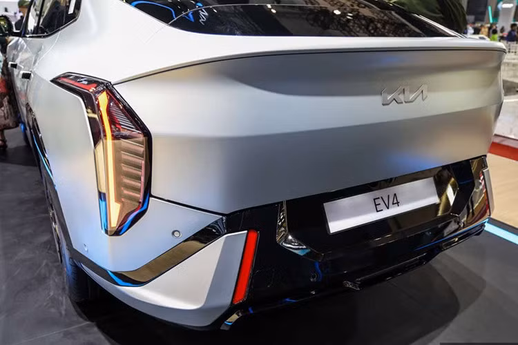 EV4 hỗ trợ sạc nhanh DC công suất 305 kW, sạc từ 10–80% pin trong 29 phút (bản Base) và 31 phút (bản Long Range). Với sạc AC 11 kW, thời gian sạc đầy 100% lần lượt là 5 giờ 20 phút và 7 giờ 15 phút. Xe cũng hỗ trợ sạc ngược V2L (3,6 kW) và V2G (10 kW).