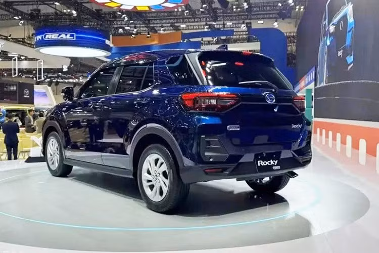 Về ngoại hình, Daihatsu Rocky e-Smart Hybrid sở hữu thiết kế gần như giống hệt phiên bản máy xăng thông thường. Daihatsu chỉ bổ sung logo e-Smart ở bên sườn và cửa cốp cho phiên bản hybrid của mẫu SUV hạng A này. Daihatsu Rocky e-Smart Hybrid được trang bị mặt ca-lăng đặc trưng với họa tiết dạng vảy tầng.