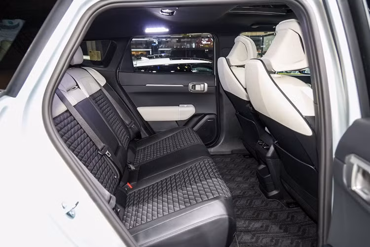 Kia EV4 sedan sử dụng kiến trúc điện 400V – tương tự các mẫu EV3 và EV5 – thay vì nền tảng 800V thường thấy trên các dòng xe điện E-GMP của Kia. Mẫu xe này được trang bị mô-tơ điện đơn công suất 204 PS, dẫn động cầu trước.