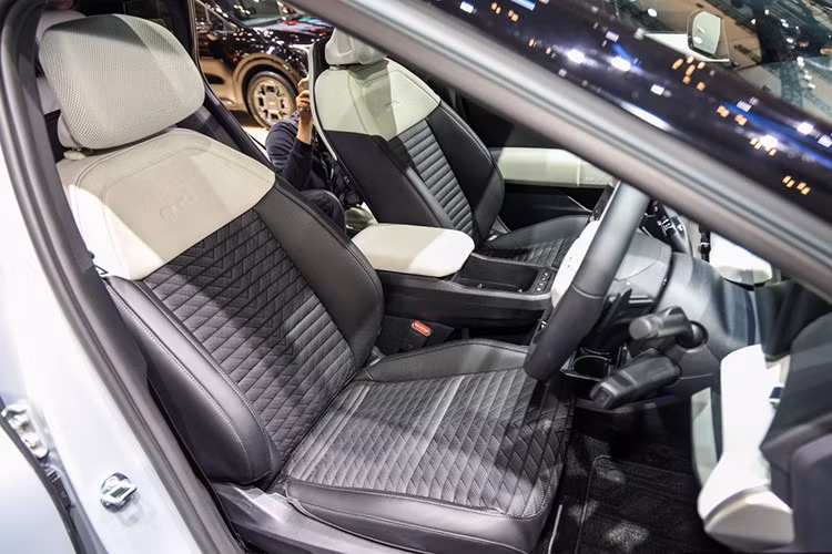 Các tiện nghi đáng chú ý gồm hệ thống âm thanh Harman Kardon, ghế trước chỉnh điện có sưởi, làm mát, nhớ vị trí và chế độ thư giãn, đem lại trải nghiệm cao cấp cho người sử dụng.