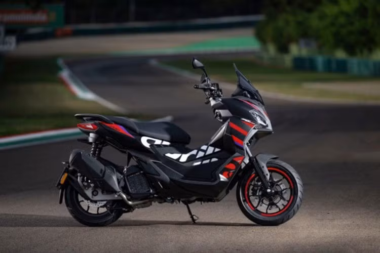 Phiên bản Aprilia SR GT 200 Replica 2025 nâng cấp này được lấy cảm hứng từ thiết kế đồ họa của mẫu xe đua RS-GP 25, đang thi đấu tại Giải vô địch MotoGP, thể hiện rõ nét tinh thần thể thao và tốc độ của Aprilia.