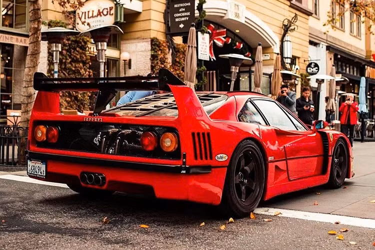 Xe đã được nâng cấp lên công suất khủng 760 mã lực – nhiều hơn 289 mã lực so với F40 tiêu chuẩn. Và nhờ giảm khoảng 317 kg, trọng lượng xe chỉ còn 1.050 kg sau khi nạp đủ nhiên liệu.