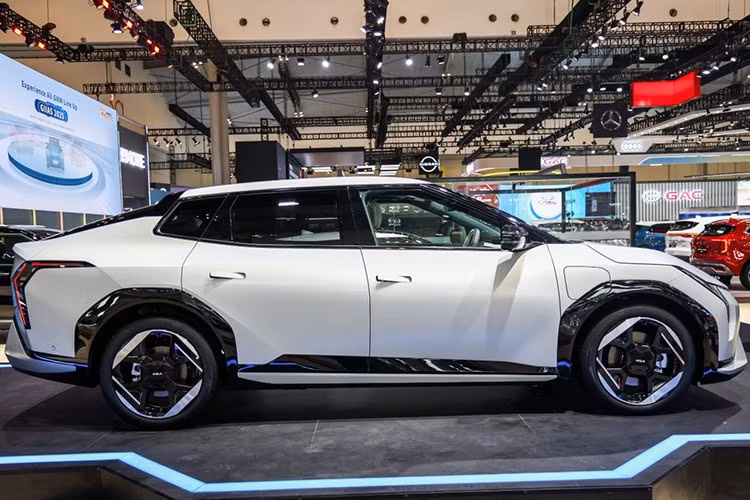 Kia EV4 2025 là mẫu sedan cỡ nhỏ hoàn toàn chạy điện, chia sẻ thiết kế với bản hatchback cùng tên. Xe sở hữu kích thước dài 4.730 mm, rộng 1.860 mm, cao 1.480 mm và chiều dài cơ sở 2.820 mm – giúp mang lại không gian nội thất rộng rãi so với phân khúc.
