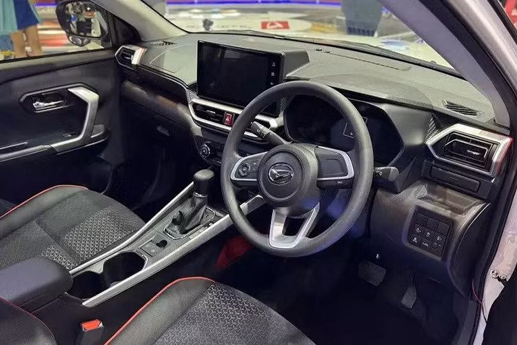 Bên trong khoang lái quen thuộc, Daihatsu trang bị bảng điều khiển điều hòa riêng, nút bấm khởi động màu xanh, phanh tay tự động và tự động giữ phanh tạm thời Auto Hold cho mẫu xe hybrid này. Chưa hết, xe còn có chức năng Smart Pedal (S-PDL), cho phép vận hành xe bằng một bàn đạp. Smart Pedal sẽ sử dụng khả năng tái tạo năng lượng và phanh động cơ thay cho phanh cơ thông thường.