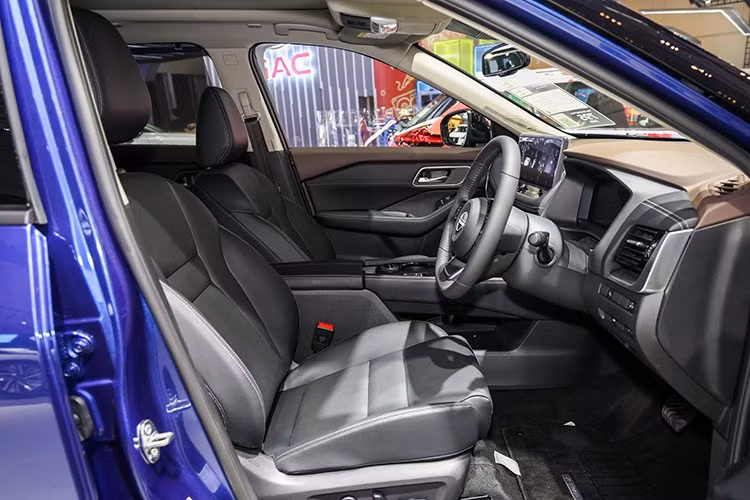 Xe có các trang bị tiện nghi đáng chú ý gồm: màn hình cảm ứng trung tâm 9 inch hỗ trợ kết nối Apple CarPlay và Android Auto không dây, hệ thống âm thanh cao cấp Bose, bảng đồng hồ kỹ thuật số 12,3 inch và màn hình hiển thị trên kính lái (HUD) 10,8 inch.