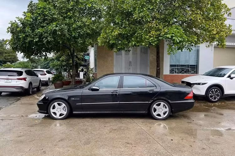 Theo người bán, chiếc xe Mercedes-Benz S55 AMG 2004 này được chào bán 950 triệu đồng, người mua có thể giữ lại biển số đẹp 29V-7777 để chơi. Đây cũng là 1 trong 2 xe Mercedes-Benz S55 AMG 2004 xuất hiện tại Việt Nam.