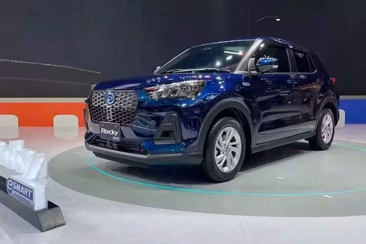 Daihatsu Rocky phiên bản hybrid có tên e-Smart vừa được ra mắt tại Indonesia thông qua triển lãm GIIAS 2025. Mẫu xe này là sản phẩm điện hóa đầu tiên của Daihatsu Indonesia. Tuy nhiên, theo các báo cáo địa phương, Daihatsu Rocky e-Smart Hybrid được nhập khẩu nguyên chiếc từ Nhật Bản thay vì lắp ráp trong nước như phiên bản máy xăng thông thường.
