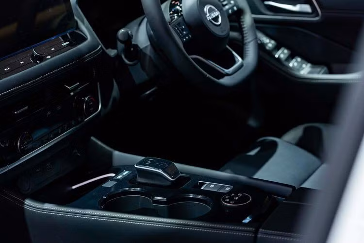 Ngoài ra, xe còn có điều hòa ba vùng độc lập, ghế trước tích hợp sưởi, sạc không dây, cốp sau đóng/mở bằng cảm biến và cửa sau mở rộng gần 90 độ mang lại sự thuận tiện cho hành khách lên xuống xe, đặc biệt là trẻ nhỏ và người lớn tuổi.