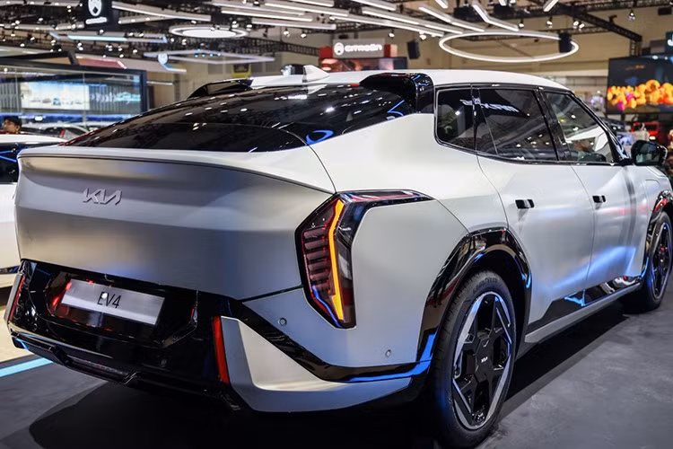 Khoang hành lý của xe đạt dung tích 490 lít, phù hợp cho nhu cầu sử dụng hàng ngày. Ngoại thất EV4 sedan mang phong cách đơn giản nhưng hiện đại, đi kèm bộ mâm hợp kim 19 inch kết hợp lốp 215/50R19.