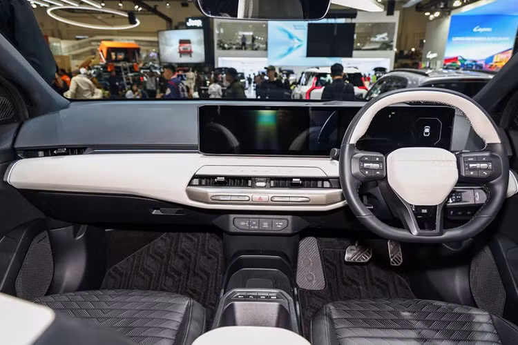 Khoang lái của Kia EV4 gây ấn tượng mạnh với cụm ba màn hình liền mạch gồm: Màn hình kỹ thuật số 12,3 inch cho đồng hồ. Màn hình trung tâm giải trí 12,3 inch. Màn hình điều khiển điều hòa 5,3 inch.