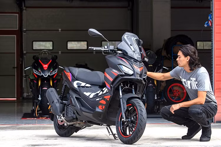 SR GT 200 Replica còn được trang bị màn hình LCD kỹ thuật số hiện đại, hiển thị thông tin rõ nét và dễ dàng theo dõi. Cốp chứa đồ dưới yên xe có khả năng chứa vừa mũ bảo hiểm, đáp ứng nhu cầu di chuyển hàng ngày của người dùng.