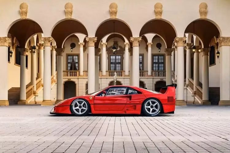 Được Michelotto phát triển để chinh chiến cả giải IMSA tại Mỹ lẫn FIA-GT ở châu Âu, chỉ 19 chiếc F40 LM cực hiếm được chế tạo. Tháng tới, một trong những tuyệt phẩm này sẽ xuất hiện tại phiên đấu giá Monterey Car Week – và nó có thể trở thành chiếc F40 đắt giá nhất từng được bán.