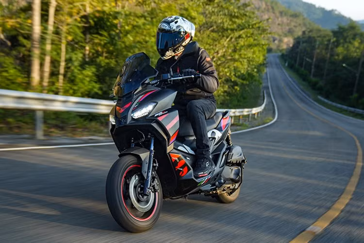 Đặc biệt, động cơ của mẫu xe ga Aprilia SR GT 200 Replica 2025 không chỉ mạnh mẽ mà còn tiết kiệm nhiên liệu, với hệ thống tự động khởi động/dừng thông minh, tăng tính tiện dụng trong môi trường đô thị.